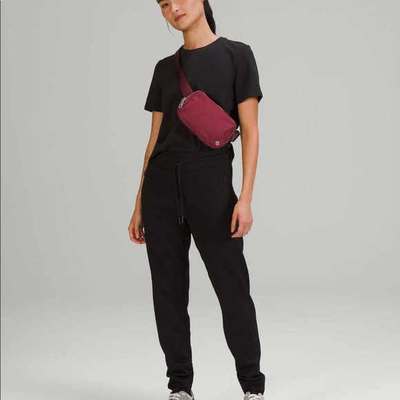 NWT Lululemon Everywhere Belt Bag Mulled Wine MLWI - Picture 3 of 8